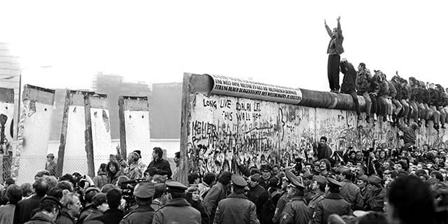 Berlin Wall's fall marked the end of the Cold War for the American public |  Pew Research Center